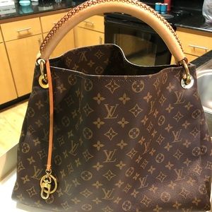 Authentic Louis Vuitton Artsy handbag